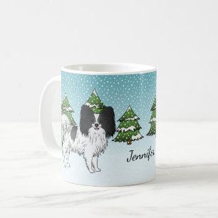 Schwarz-weißer Papillon-Hund im Winterwald Kaffeetasse