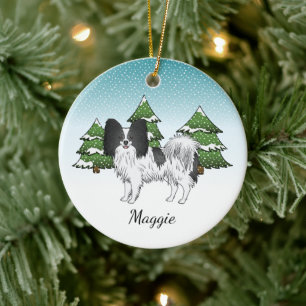 Schwarz-weißer Papillon-Hund im Winterwald Keramik Ornament