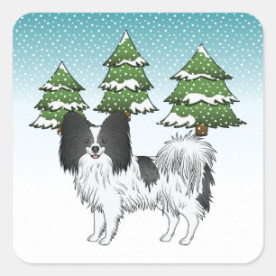 Schwarz-weißer Papillon-Hund im Winterwald Quadratischer Aufkleber