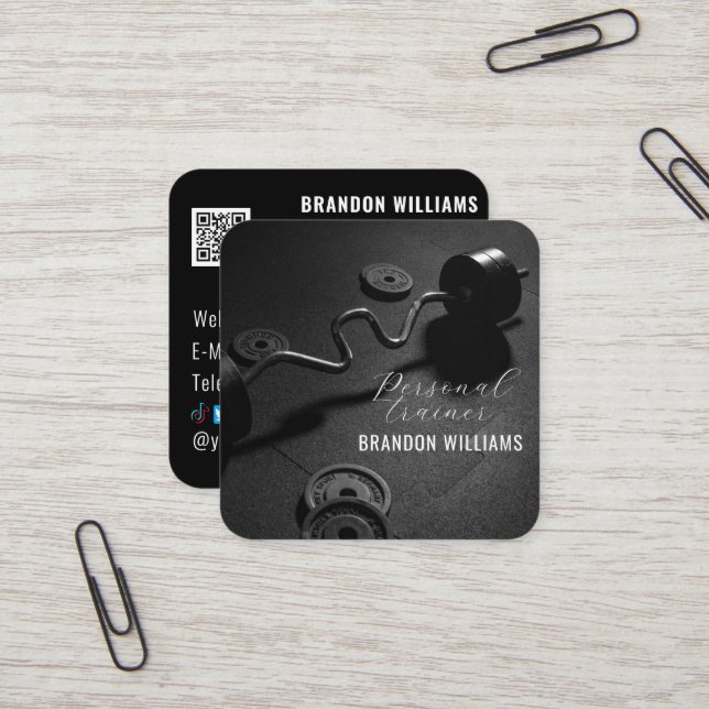 Schwarz-weißer QR Code Fitness Personal Trainer Quadratische Visitenkarte (Vorderseite/Rückseite Beispiel)