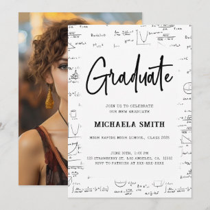 Schwarz-weißer Script Graduate Math Foto Abschluss Einladung