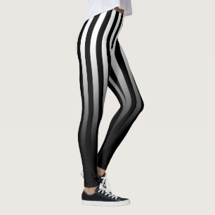 Schwarz-weißer Streifen in schwarzen Leggings