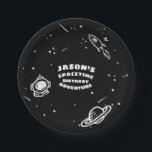 Schwarz-weißer Weltraumatronin Geburtstagsplatte Pappteller<br><div class="desc">Einzigartig, lustig, modern und kühn Geburtstagsastronauten Weltraum Abenteuer Geburtstagsparty Plattendesign. Die Schwarz-Weiß-Farbpalette wird verwendet, um ein einfaches, aber kühn und auffällig gestaltetes Geburtstagsfeier-Design zu schaffen. Die schwarz dominante Farbe wird verwendet, um den tiefen Weltraum zu repräsentieren. Cartoon-Illustrationen mit Weltraumraketen, Weltraumstars, Meteoren, Sternschnuppen, Astronauten und Raumplaneten sind Teil dieses lustigen, mutigen...</div>
