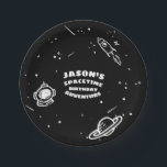 Schwarz-weißer Weltraumatronin Geburtstagsplatte Pappteller<br><div class="desc">Einzigartig, lustig, modern und kühn Geburtstagsastronauten Weltraum Abenteuer Geburtstagsparty Plattendesign. Die Schwarz-Weiß-Farbpalette wird verwendet, um ein einfaches, aber kühn und auffällig gestaltetes Geburtstagsfeier-Design zu schaffen. Die schwarz dominante Farbe wird verwendet, um den tiefen Weltraum zu repräsentieren. Cartoon-Illustrationen mit Weltraumraketen, Weltraumstars, Meteoren, Sternschnuppen, Astronauten und Raumplaneten sind Teil dieses lustigen, mutigen...</div>