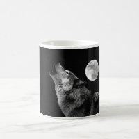 Schwarz-weißer Wolf Howling bei Moon Coffee Tasse