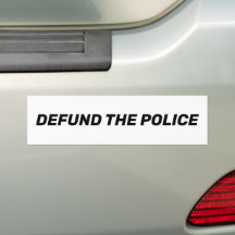 Schwarz-weißes Auto "Defund the Police"