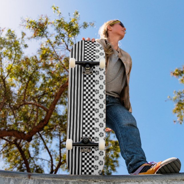 Schwarz-weißes Boho Karo Blumenmuster Skateboard (Von Creator hochgeladen)