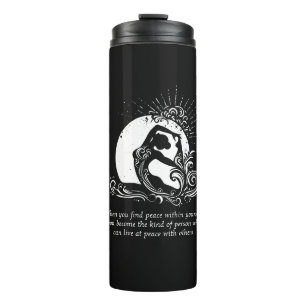 Schwarz-weißes einbeiniges Yoga-Pose-Logo von King Thermosbecher