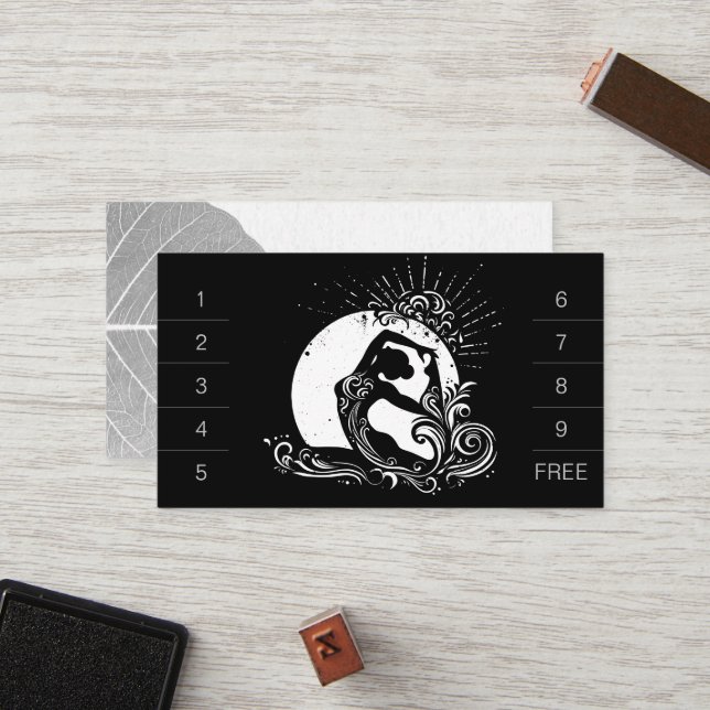 Schwarz-weißes einbeiniges Yoga-Pose-Logo von King Treuekarte (Vorderseite/Rückseite Beispiel)