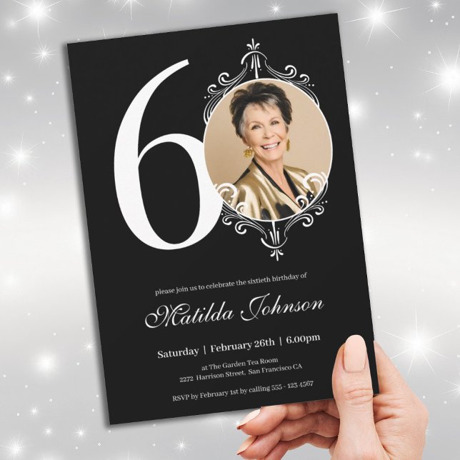 Schwarz-weißes elegantes Foto 60. Geburtstag Einladung (60th Birthday White Black Elegant Custom Photo Invitation)