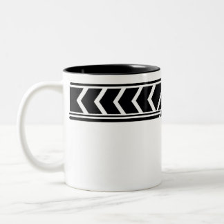 Schwarz-weißes geometrisches Stammesmuster Klassis Zweifarbige Tasse