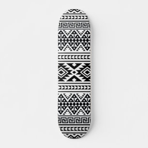 Schwarz-weißes geometrisches Stammmuster Aztec Bo Skateboard