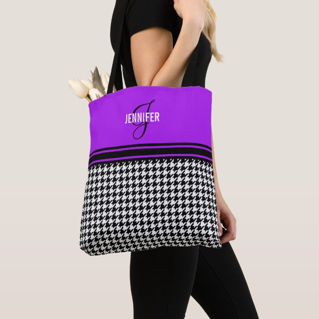 Schwarz-weißes Hahnentrittmuster lila Bezeichnung  Tasche (Von Nahem)
