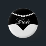 Schwarz-weißes Hochzeitskleid Pearl Necklace Bride Button<br><div class="desc">Ein minimalistischer,  moderner und schicker Brauseknopf mit einem Hochzeitskleid und einer Perlenhalskette.</div>