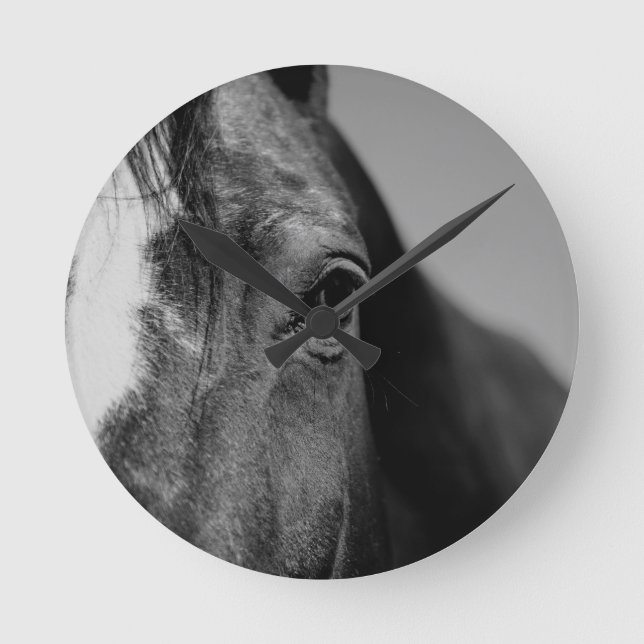 Schwarz-weißes Horseaugenkunstwerk Runde Wanduhr (Vorderseite)