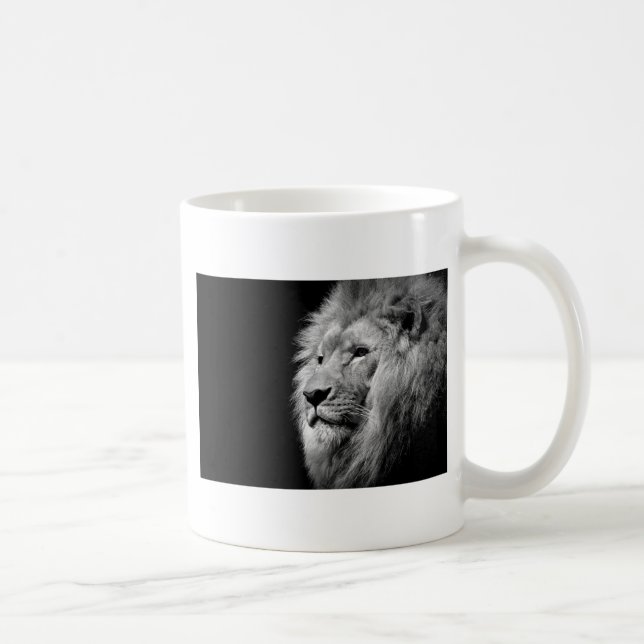 Schwarz-weißes Löwenportrait - Tierfotografie Kaffeetasse (Rechts)