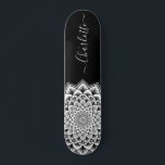 Schwarz-weißes Mandala Muster Monogram Skateboard<br><div class="desc">Ein lebendiges Weiß auf abstraktem Mandala-Skateboard mit atemberaubend symmetrischem Muster. Einzigartiges und mutiges Symbol des Universums.</div>