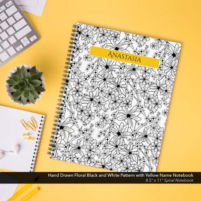 Schwarz-weißes Muster, handgezeichnet, gelb Notizbuch (Spiral Notebook: Hand Drawn Floral Pattern in Black and White with Yellow Name)
