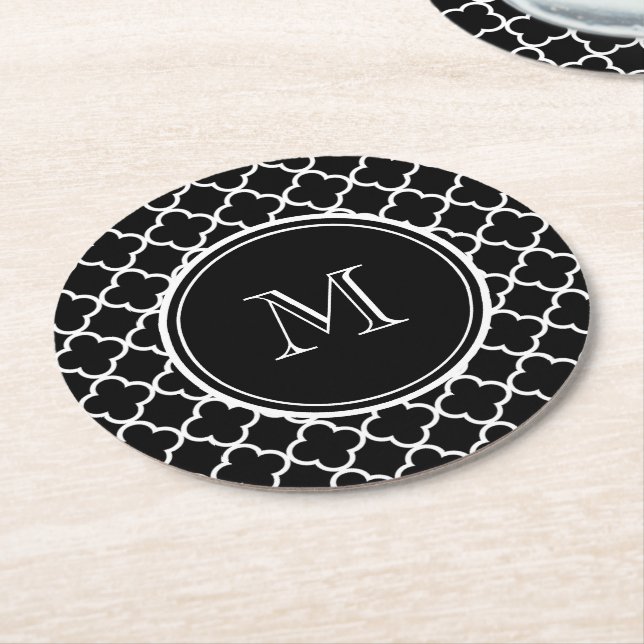 Schwarz-weißes Quatrefoil Muster, Ihr Monogramm Runder Pappuntersetzer (Angewinkelt)