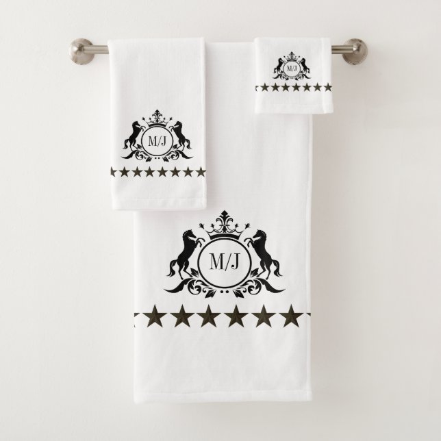 Schwarz-weißes Royal Scrolls Crown Horses Monogram Badhandtuch Set (Insitu)