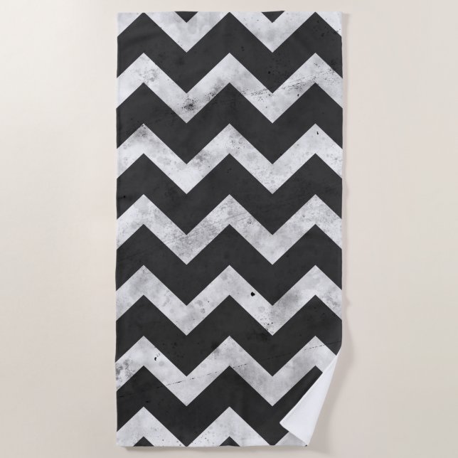 Schwarz-weißes rustikales Chevron-Muster Strandtuch (Vorderseite)