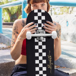 Schwarz-weißes Schachtel Gold Monogramm Skateboard<br><div class="desc">Erstellen Sie Ihre eigenen individuellen, personalisierten, modernen, coolen, stilvollen, Schwarz-Weiß-Karo-Schachbretts mit Schachbrettmuster geometrische Rennflagge Muster, elegante Imitate Gold Typografie-Skript, beste Qualität harten Rock-Ahorn-Wettbewerb geformt Skateboard Deck. Zum Anpassen geben Sie einfach Ihren Namen / Monogramm / Initialen ein. Während Sie hinzufügen / Design, werden Sie in der Lage sein, eine Vorschau...</div>
