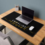 Schwarz-weißes Script-Monogramm Schreibtischunterlage<br><div class="desc">Eine elegante,  moderne,  trendige mit Monogramm Schreibtischmatte mit einem serifenlosen Vornamen und einem eleganten Goldskriptnamen. Für Zuhause oder Büro.</div>