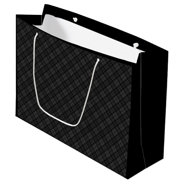 Schwarz-weißes Tartan kariertes Weihnachtsmuster Große Geschenktüte (Vorderseite Schrägansicht)