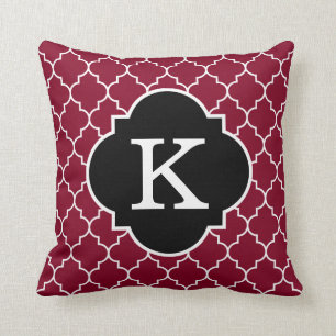 Schwarz-weißes und Burgunders Quatrefoil Monogram Kissen