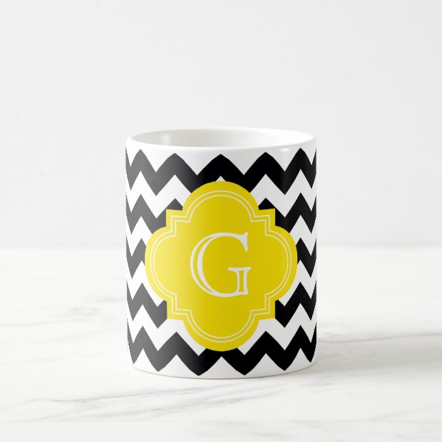 Schwarz-weißes Zickzack Zig-Zag-Gelbes Monogramm Kaffeetasse (Mittel)