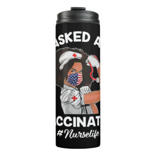 Schwarzafrikaner mit Maske und Impfung Thermosbecher