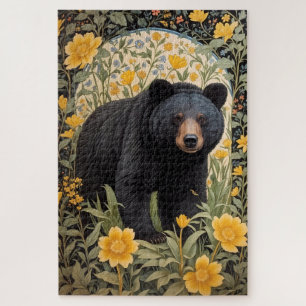 Schwarzbär und gelbe Butterbecher-Blume