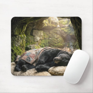 Schwarzbär unter einer Decke überwinternd Mousepad
