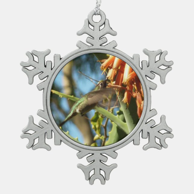 Schwarzbraun-Hummingvogel im Flug Schneeflocken Zinn-Ornament (Vorderseite)