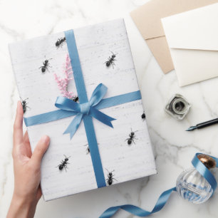 Schwarze Ameisen auf weiß getünchtem Holz Geschenkpapier