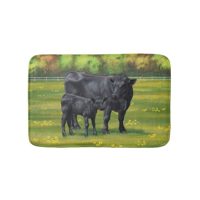 Schwarze Anguskühe und Niedliches Kalb im Sommerwe Badematte (Vorderseite)