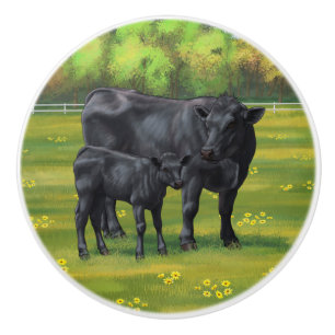 Schwarze Anguskühe und Niedliches Kalb im Sommerwe Keramikknauf