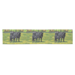 Schwarze Anguskühe und Niedliches Kalb im Sommerwe Kurzer Tischläufer