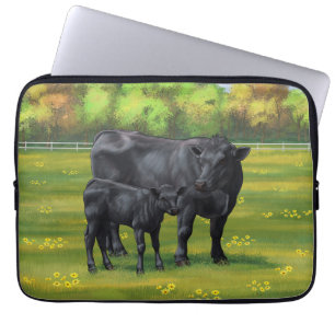 Schwarze Anguskühe und Niedliches Kalb im Sommerwe Laptopschutzhülle