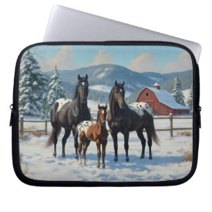 Schwarze Appaloosa Pferde auf einem Bauernhof im W Laptopschutzhülle