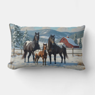 Schwarze Appaloosa Pferde auf einem Bauernhof im W Lendenkissen