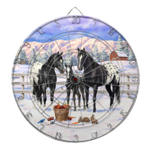 Schwarze Appaloosa Pferde auf einem schneebedeckte Dartscheibe