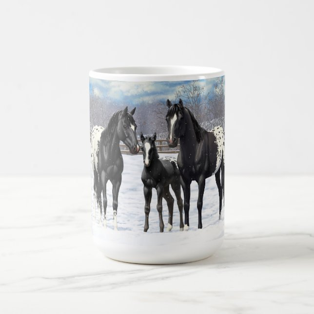 Schwarze Appaloosa Pferde im Schnee Kaffeetasse (Mittel)