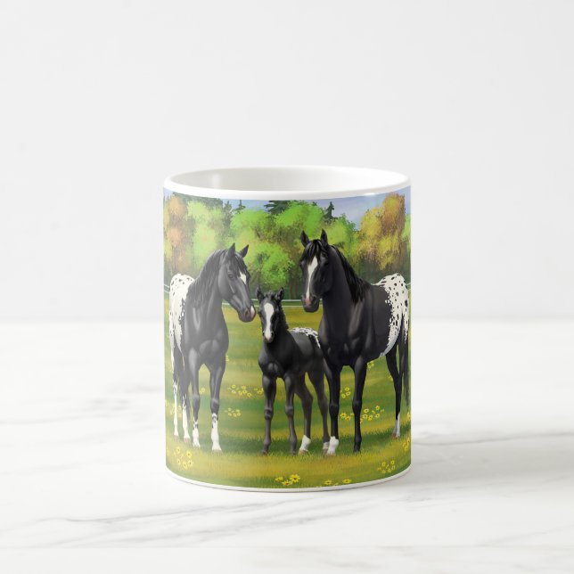 Schwarze Appaloosa Pferde im Sommer Weide Kaffeetasse (Mittel)