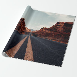 SCHWARZE ASPHALT-STRASSE ZWISCHEN BROWN ROCK FORMA GESCHENKPAPIER