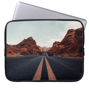 SCHWARZE ASPHALT-STRASSE ZWISCHEN BROWN ROCK FORMA LAPTOPSCHUTZHÜLLE