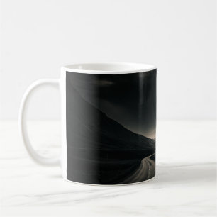 SCHWARZE ASPHALTSTRASSE IN DER NÄHE DES BERGES W KAFFEETASSE
