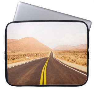 SCHWARZE ASPHALTSTRASSE INMITTEN DES BROWN-FELDES LAPTOPSCHUTZHÜLLE