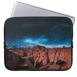 SCHWARZE AUTOS IN DER NÄHE DER ROCKFORMATIONEN LAPTOPSCHUTZHÜLLE