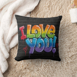 Schwarze Backsteinwand mit Graffiti „Ich liebe dic Kissen